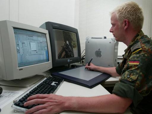 Mit Hightech und Knowhow begegnet die Bundeswehr Cyber-Attacken.