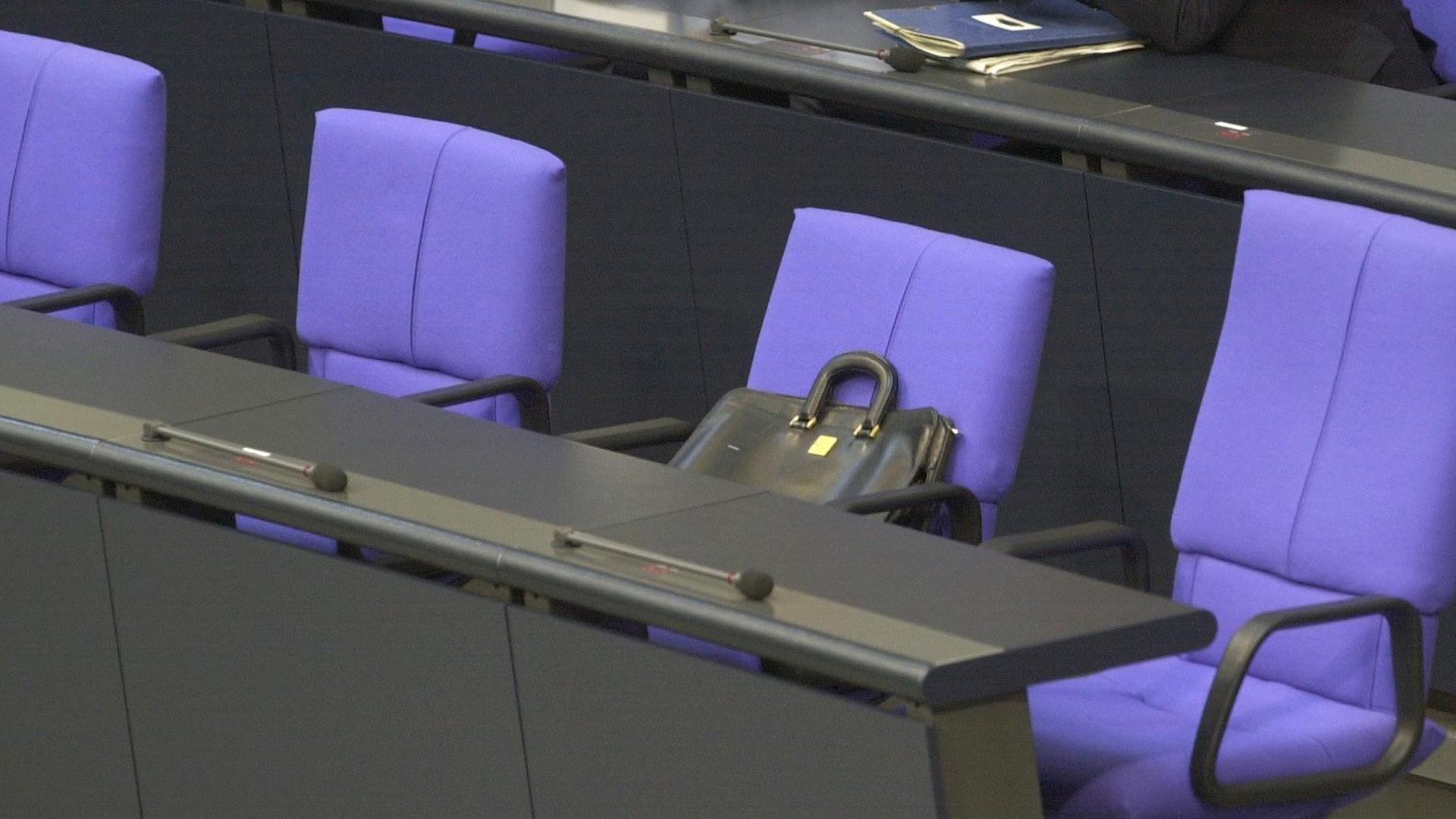 Die (fast) leere Regierungsbank im Deutschen Bundestag. Die (fast) leere Regierungsbank im Deutschen Bundestag.