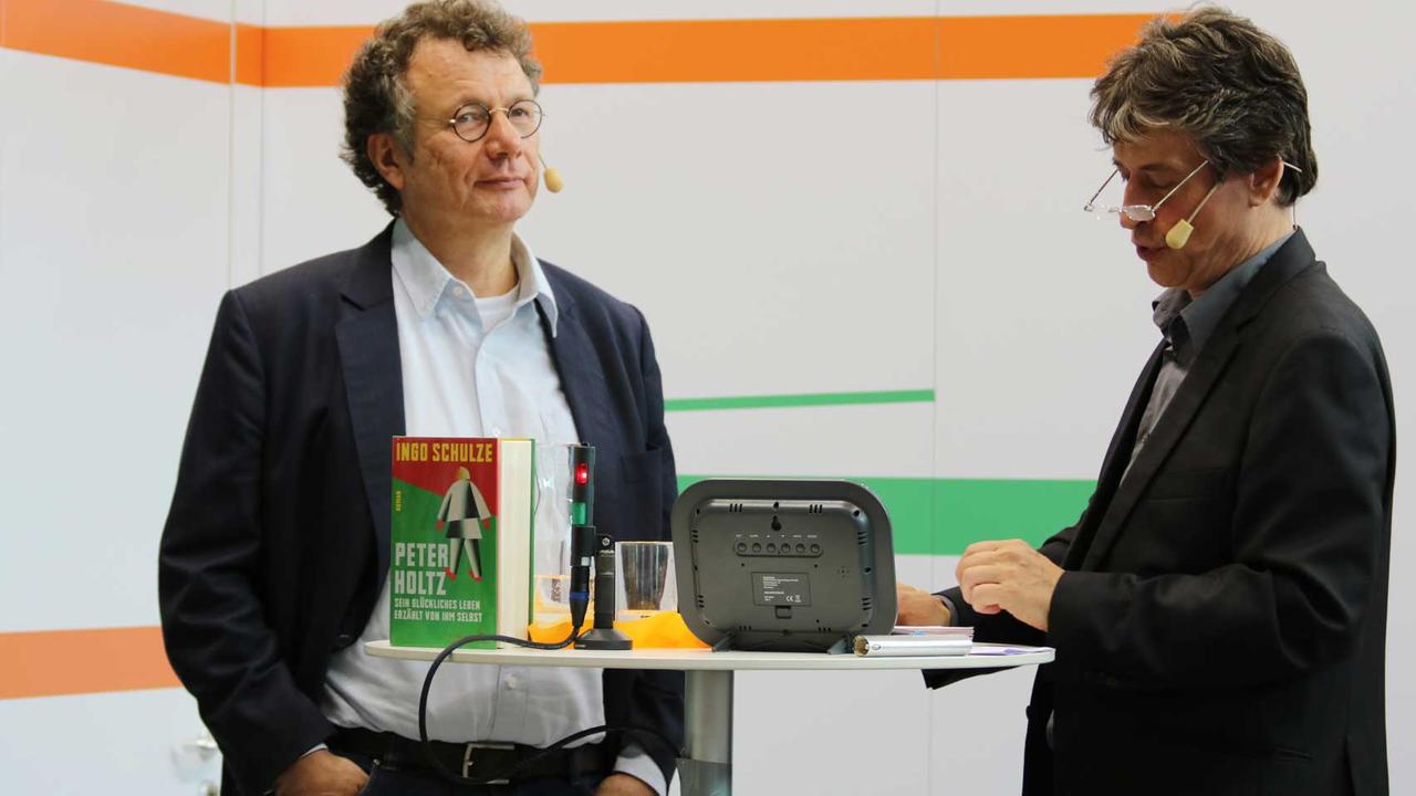 Der Schriftsteller Ingo Schulze ist mit seinem Roman "Peter Holtz – Ein glückliches Leben von ihm selbst erzählt" (S. Fischer Verlag) zu Gast bei der Sendung Lesart auf der Frankfurter Buchmesse 2017