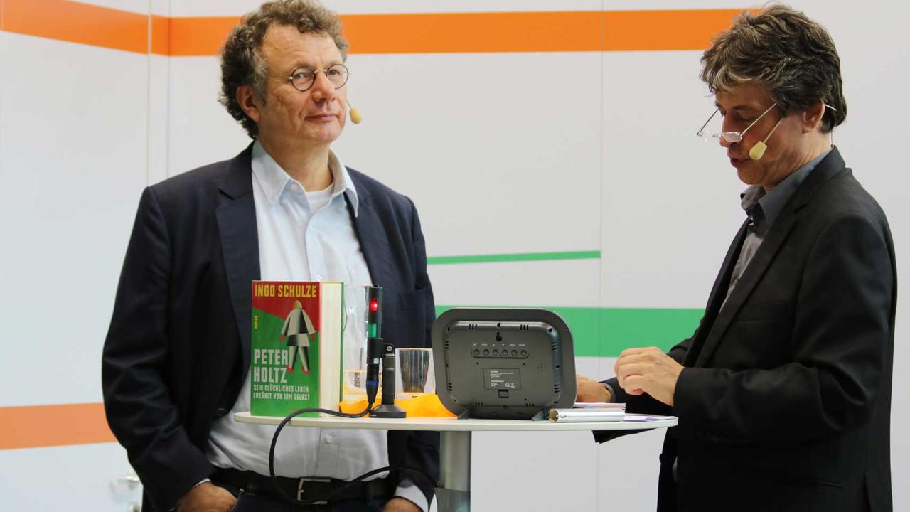 Der Schriftsteller Ingo Schulze ist mit seinem Roman "Peter Holtz – Ein glückliches Leben von ihm selbst erzählt" (S. Fischer Verlag) zu Gast bei der Sendung Lesart auf der Frankfurter Buchmesse 2017 Der Schriftsteller Ingo Schulze ist mit seinem Roman "Peter Holtz – Ein glückliches Leben von ihm selbst erzählt" (S. Fischer Verlag) zu Gast bei der Sendung Lesart auf der Frankfurter Buchmesse 2017