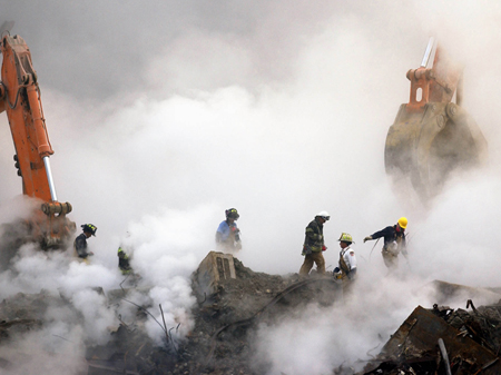Feuerwehrmänner kämpfen sich nach den Anschlägen vom 11. September durch die Ruinen des World Trade Centers Feuerwehrmänner kämpfen sich nach den Anschlägen vom 11. September durch die Ruinen des World Trade Centers