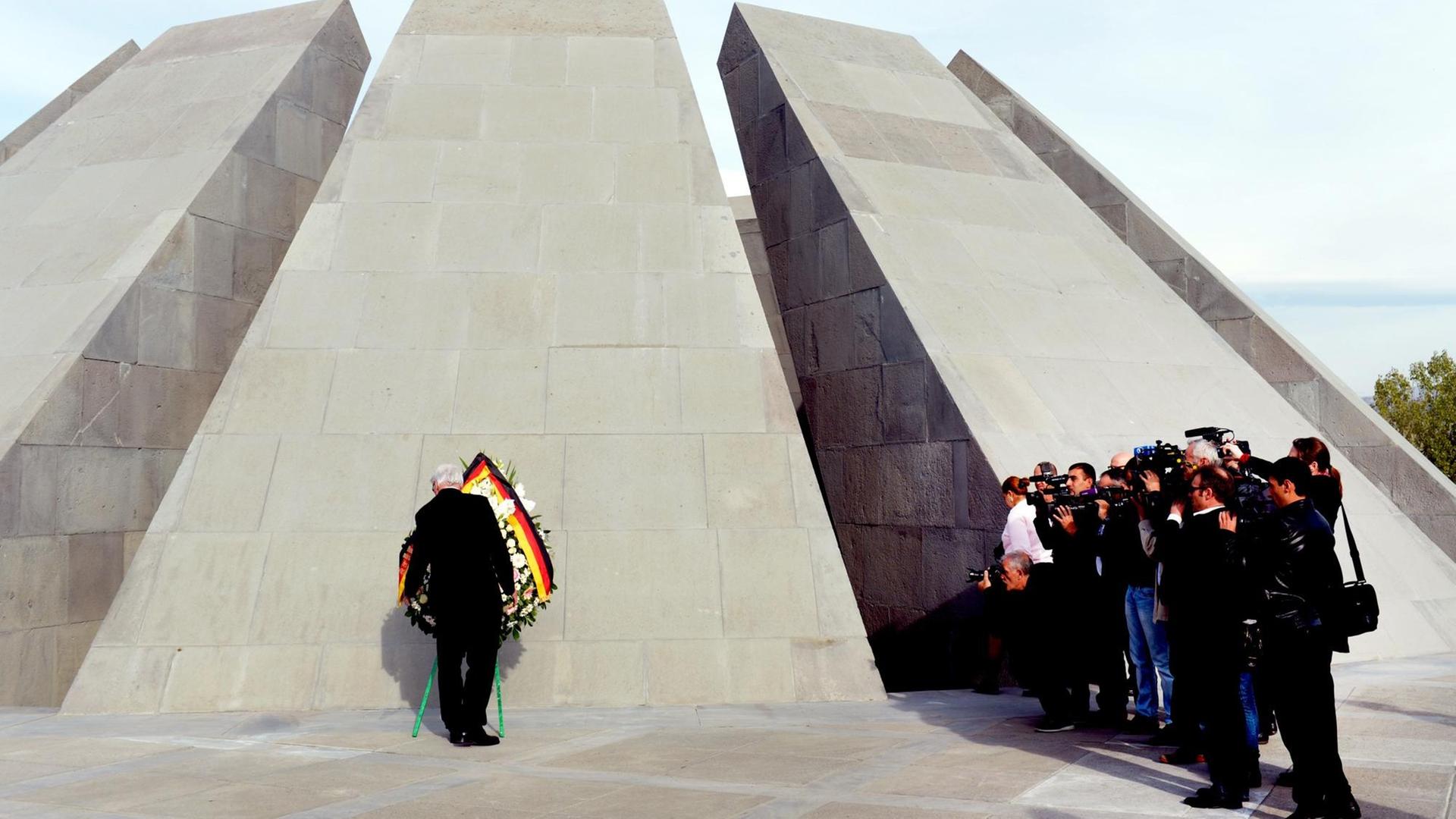 Außenminister Frank-Walter Steinmeier (l, SPD)am 23.10.2014 in Eriwan (Armenien) bei der Kranzniederlegung vor dem Genozid-Mahnmal Tsitsernakaberd. Außenminister Frank-Walter Steinmeier (l, SPD)am 23.10.2014 in Eriwan (Armenien) bei der Kranzniederlegung vor dem Genozid-Mahnmal Tsitsernakaberd.