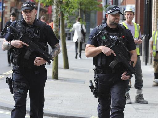 Bewaffnete Polizisten gehen in Manchester nach dem Terroranschlag durch die Stadt.