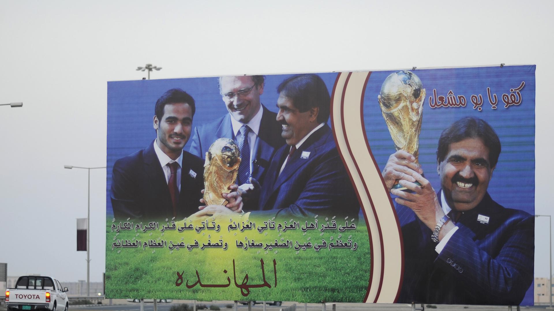 Plakat in Katar, auf dem Hamad ibn Dschasim ibn Dschabir Al Thani, der Premierminister, zu sehen ist, der den Fußball-WM-Pokal in Händen hält.