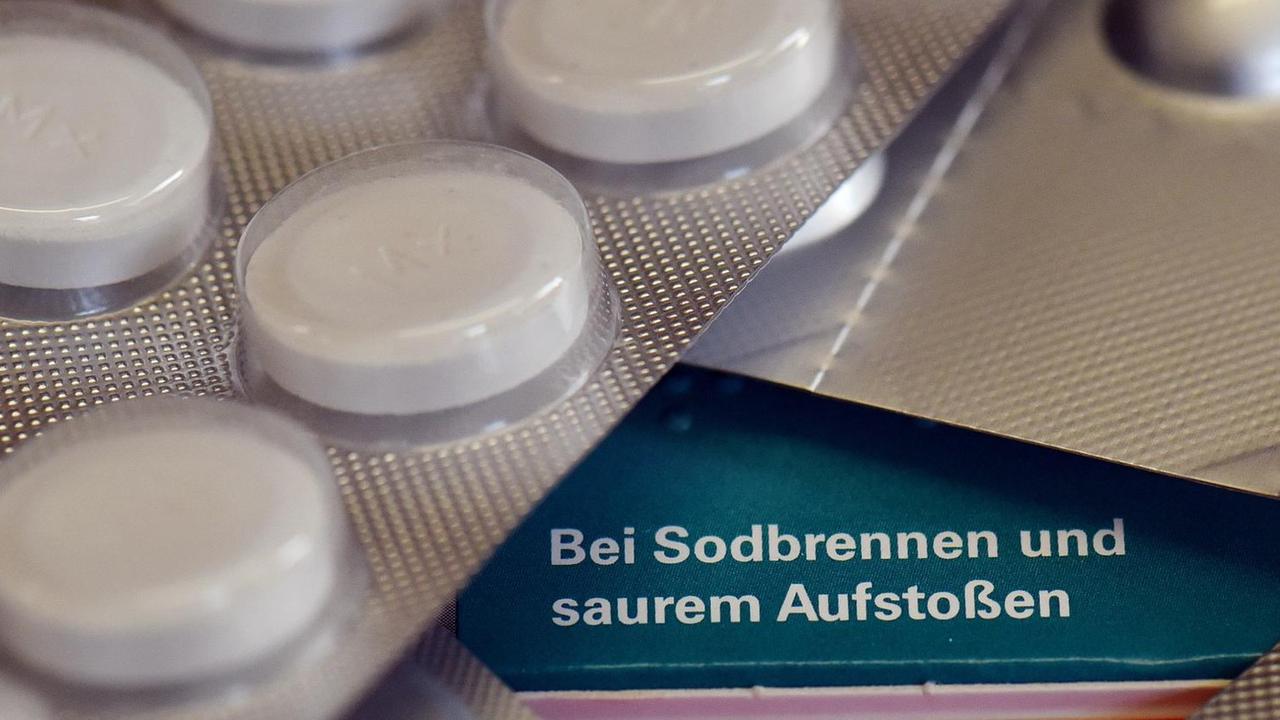 "Bei Sodbrennen und saurem Aufstoßen" steht auf einer Verpackung von Tabletten gegen Sodbrennen, Aufstoßen oder Magenschmerzen. "Bei Sodbrennen und saurem Aufstoßen" steht auf einer Verpackung von Tabletten gegen Sodbrennen, Aufstoßen oder Magenschmerzen.
