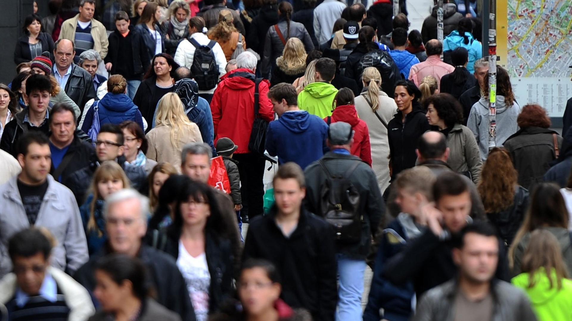 Menschen auf einer Straße. Menschen auf einer Straße.