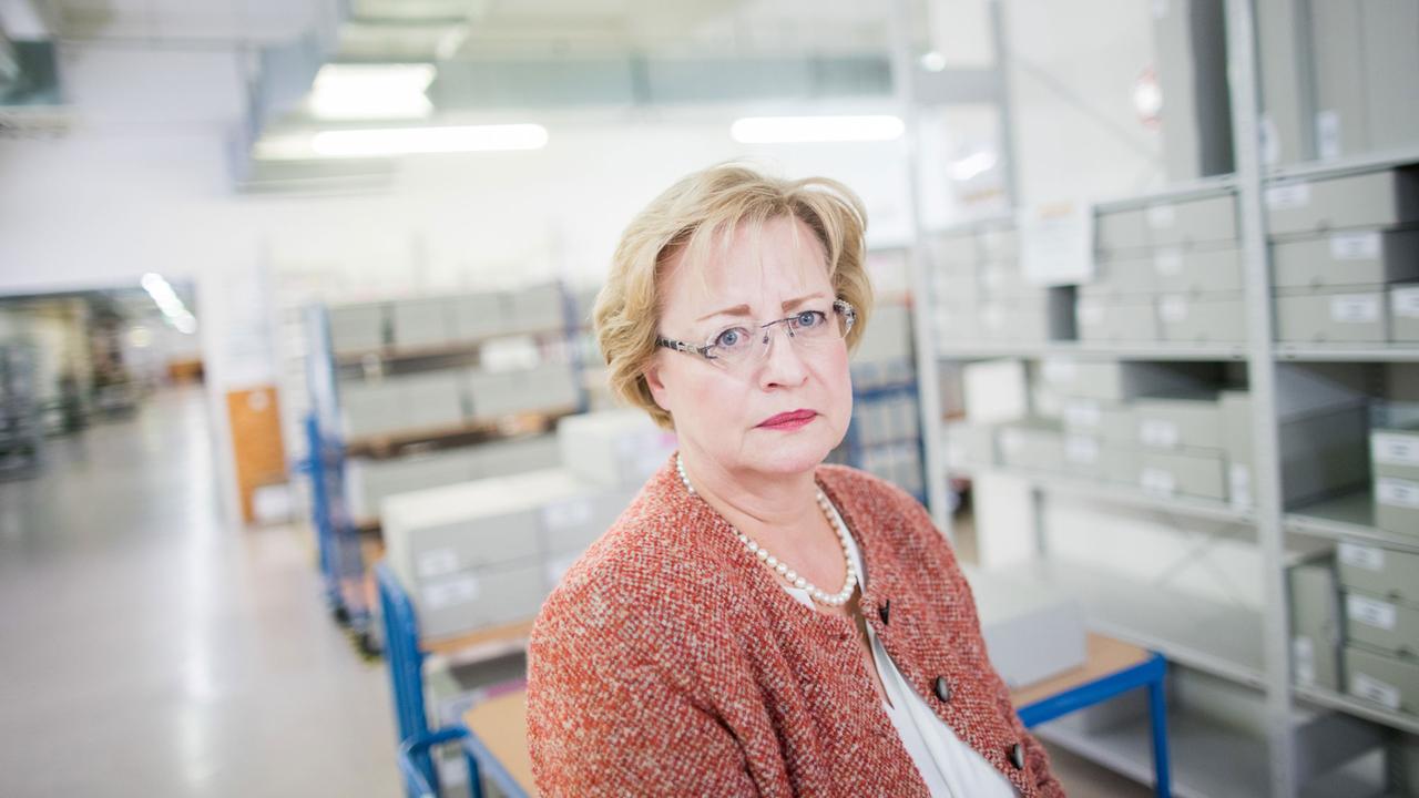 Archiv-Leiterin Bettina Schmidt-Czaia im provisorischem Stadtarchiv Archiv-Leiterin Bettina Schmidt-Czaia im provisorischem Stadtarchiv