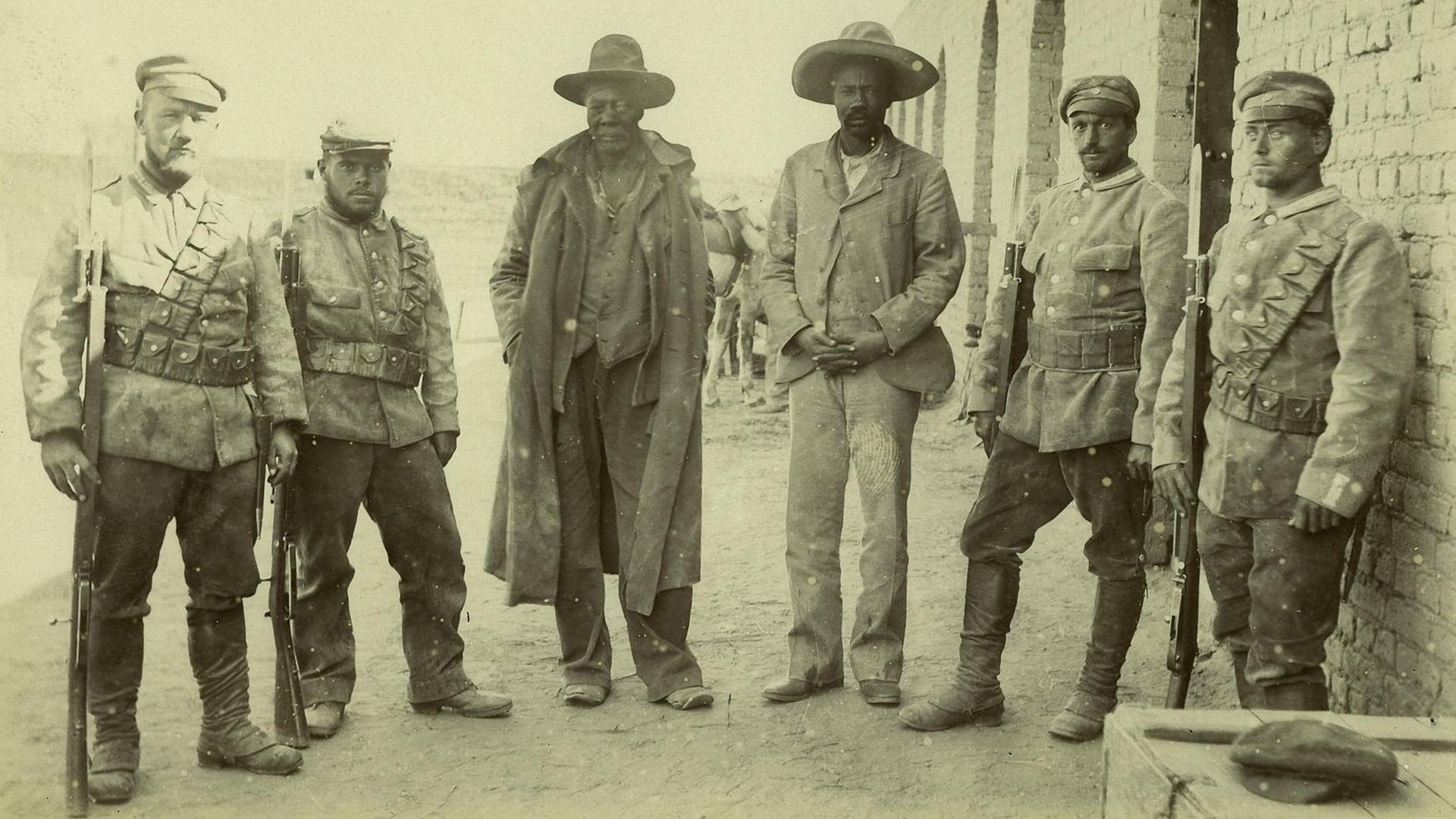 Foto von Kahimemua und Nikodemus, gefangen genommen von deutschen Soldaten. Foto von Kahimemua und Nikodemus, gefangen genommen von deutschen Soldaten.