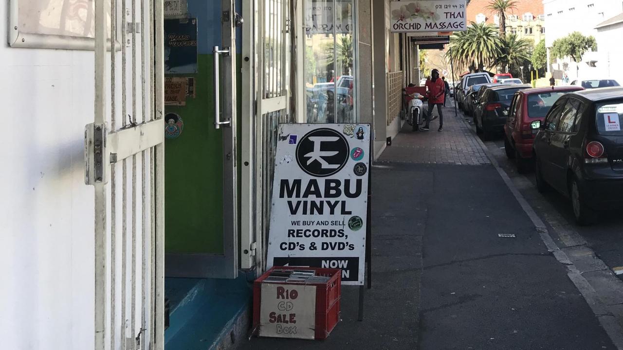 Werbeschild auf der Straße vor dem Second Hand-Plattenladen Mabu Vinyl 