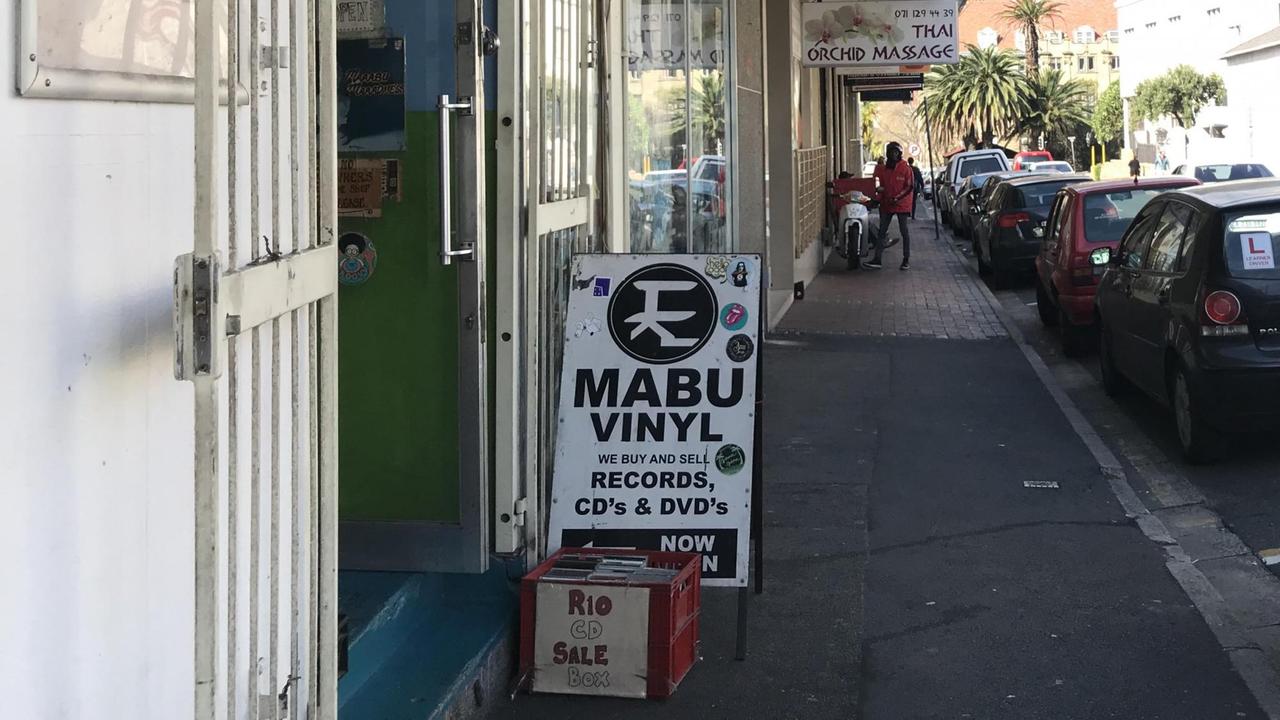 Werbeschild auf der Straße vor dem Second Hand-Plattenladen Mabu Vinyl Werbeschild auf der Straße vor dem Second Hand-Plattenladen Mabu Vinyl