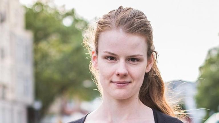 Die Berliner CDU-Politikerin Jenna Behrends steht auf einer Straße, rechts und links parkende Autos Die Berliner CDU-Politikerin Jenna Behrends steht auf einer Straße, rechts und links parkende Autos