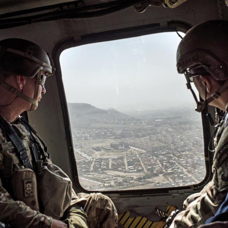 Amerikanische Soldaten schauen aus einem Helikopter auf Afghanistans Hauptstadt Kabul herunter