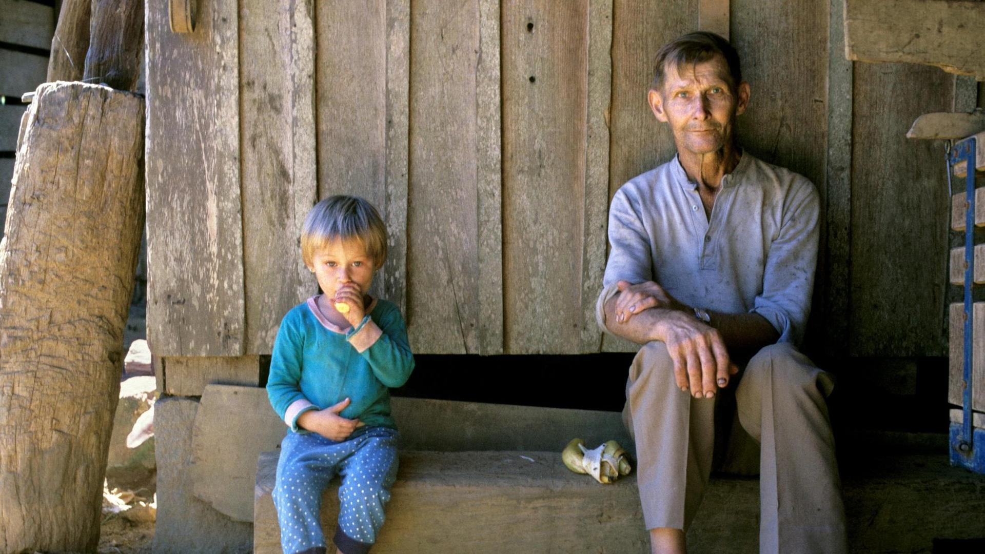 Ein Bild aus dem Jahr 2008 zeigt einen Großvater mit seinem Enkel in Santa Catarina, Brasilien. Sie gehören zu den 925 Millionen Menschen, die weltweit vom Hunger betroffen sind. Ein Bild aus dem Jahr 2008 zeigt einen Großvater mit seinem Enkel in Santa Catarina, Brasilien. Sie gehören zu den 925 Millionen Menschen, die weltweit vom Hunger betroffen sind.