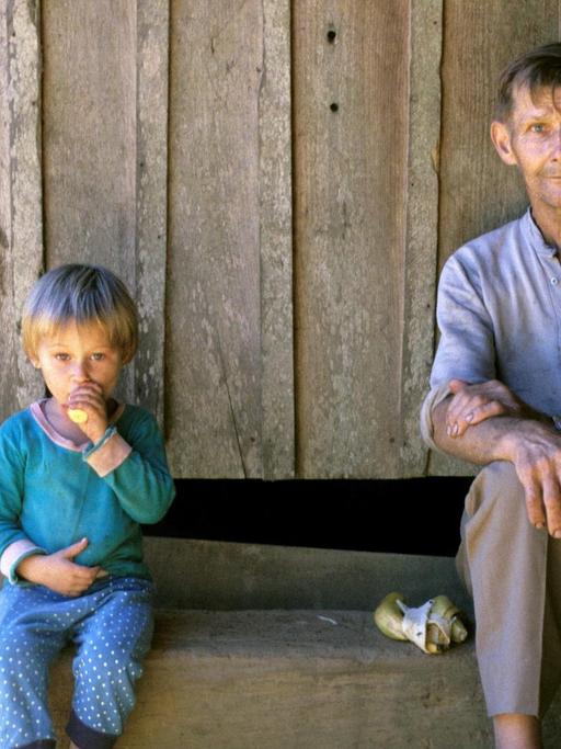 Ein Bild aus dem Jahr 2008 zeigt einen Großvater mit seinem Enkel in Santa Catarina, Brasilien. Sie gehören zu den 925 Millionen Menschen, die weltweit vom Hunger betroffen sind.