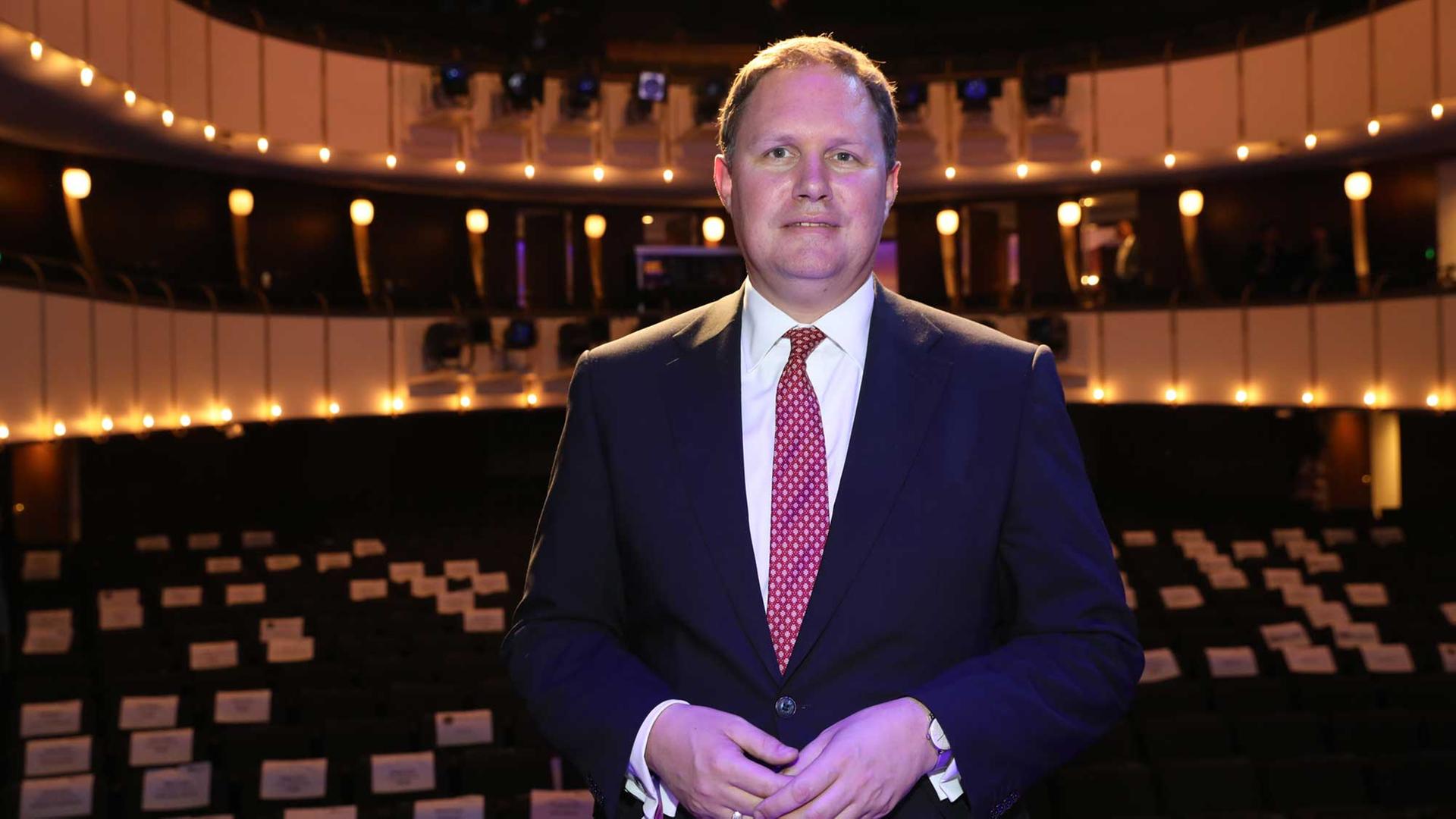 Der Hamburger Kultursenator Carsten Brosda steht am 20.06.2017 auf der Bühne im Thalia Theater in Hamburg nach der Verleihung der Studio Hamburg Nachwuchspreise. Der Hamburger Kultursenator Carsten Brosda steht am 20.06.2017 auf der Bühne im Thalia Theater in Hamburg nach der Verleihung der Studio Hamburg Nachwuchspreise.