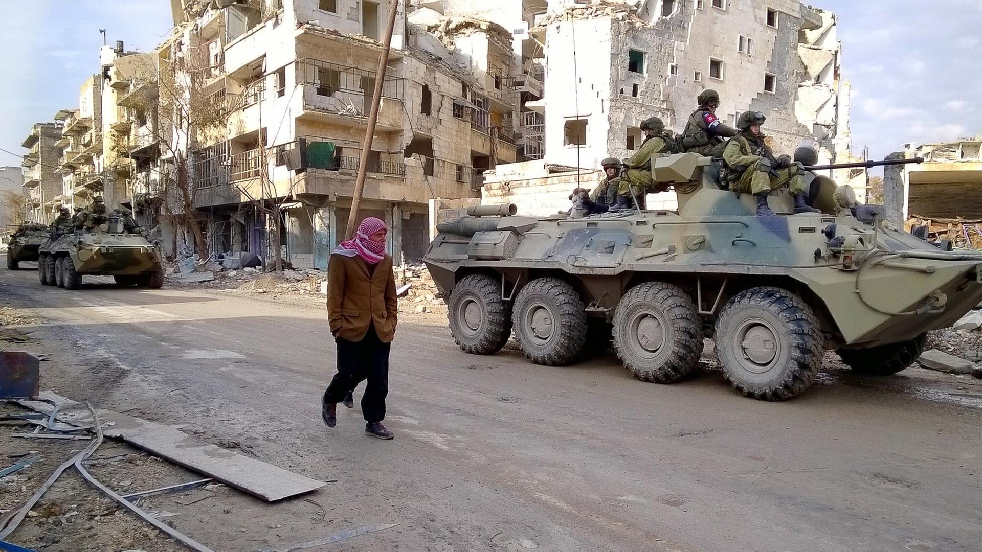 Russische Soldaten in einer Straße im Ostteil der zerstörten syrischen Großstadt Aleppo. Russische Soldaten in einer Straße im Ostteil der zerstörten syrischen Großstadt Aleppo.