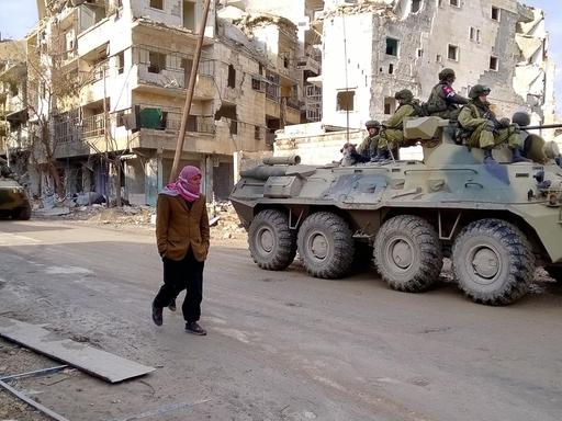 Russische Soldaten in einer Straße im Ostteil der zerstörten syrischen Großstadt Aleppo.