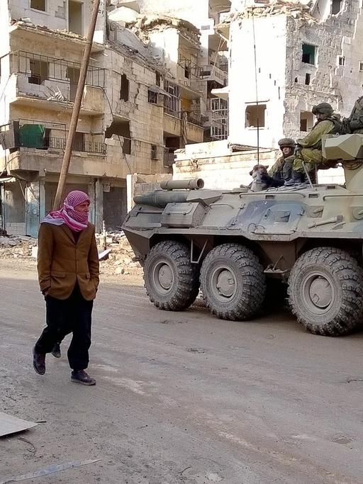 Russische Soldaten in einer Straße im Ostteil der zerstörten syrischen Großstadt Aleppo.