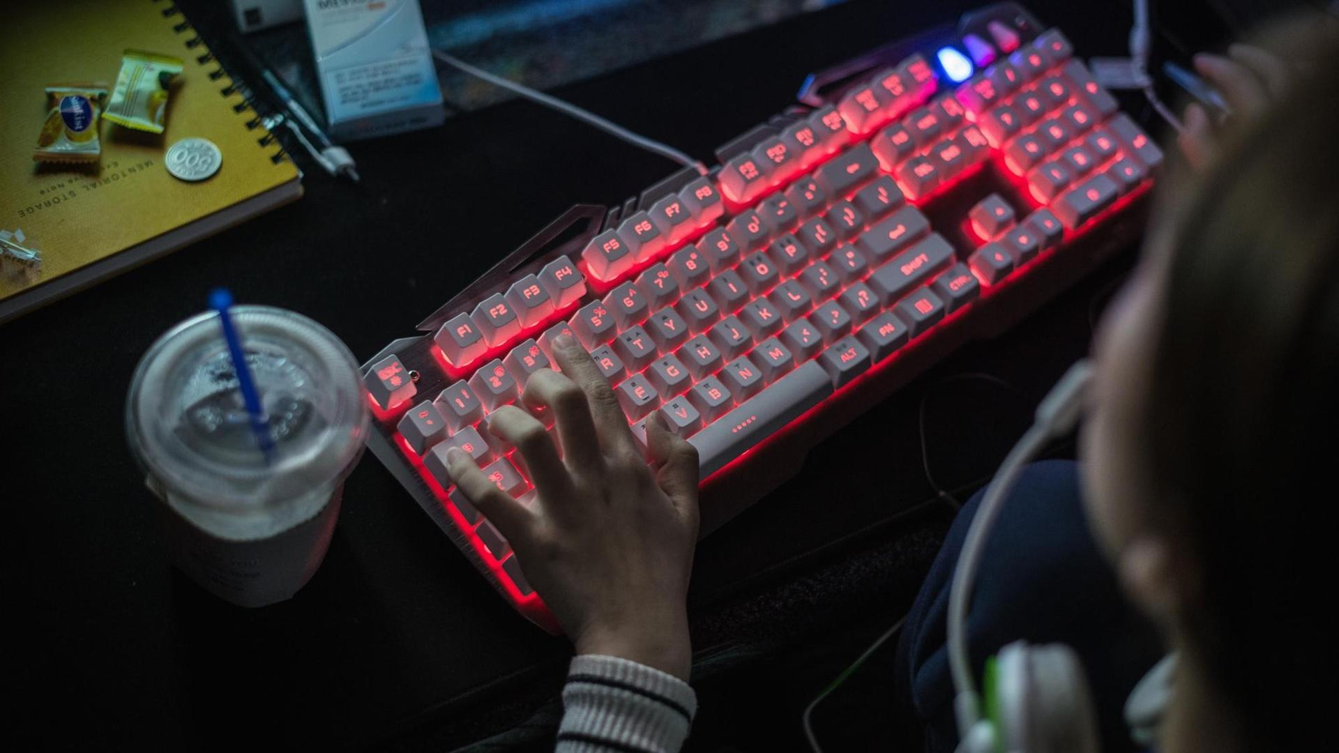 Eine Frau schreibt auf der Tastatur eines Computers. Eine Frau schreibt auf der Tastatur eines Computers.