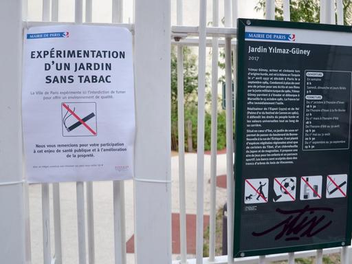 Am Eingang des Jardin Yilmaz Güney im zehnten Stadtbezirk weist ein Schild darauf hin, dass es sich um einen "Nichtraucher-Park" handelt.
