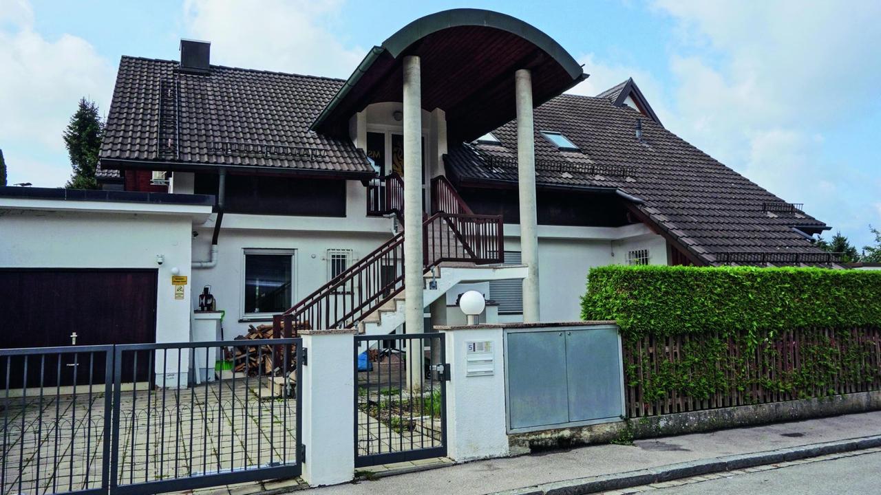 Ein Einfamilienhaus mit einem hohen Vorbau auf Säulen. Ein Einfamilienhaus mit einem hohen Vorbau auf Säulen.