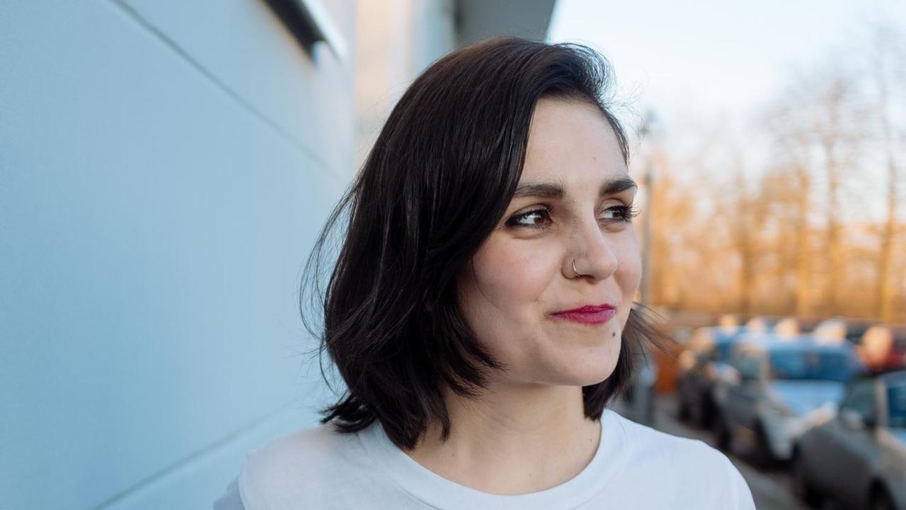 Die Journalistin und Autorin Julia Korbik trägt ein T-Shirt auf dem "Bonjour Simone" steht Die Journalistin und Autorin Julia Korbik trägt ein T-Shirt auf dem "Bonjour Simone" steht