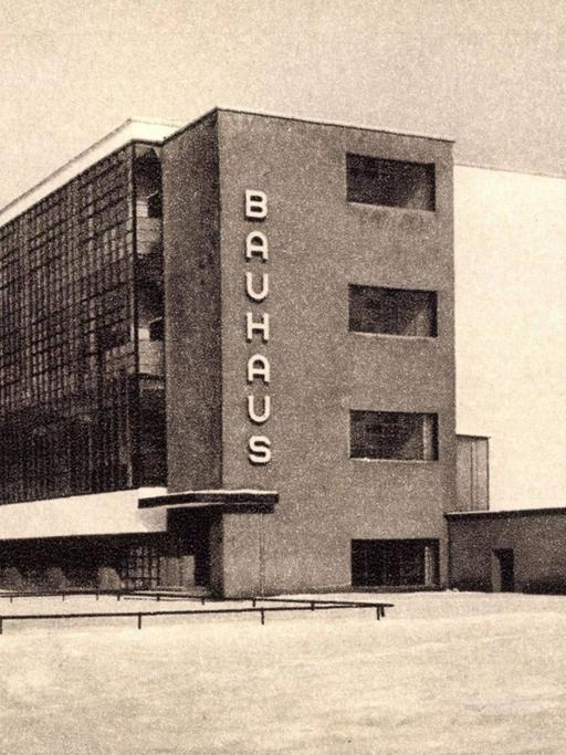 Alte schwarz-weiß Aufnahme vom Bauhaus in Dessau ca. 1935.
