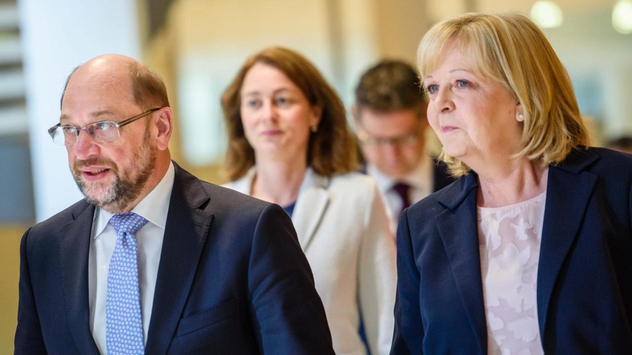Der Bundesvorsitzende und Kanzlerkandidat der SPD, Martin Schulz (links) und die Spitzenkandidatin und abgewählte Ministerpräsidentin von Nordrhein-Westfalen, Hannelore Kraft (SPD), kommen zu einer Pressekonferenz ins Willy-Brandt-Haus.