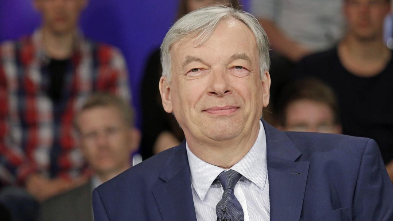 Jan Kuhnert sitzt vor Publikum in einer Talksendung
Jan Kuhnert sitzt vor Publikum in einer Talksendung