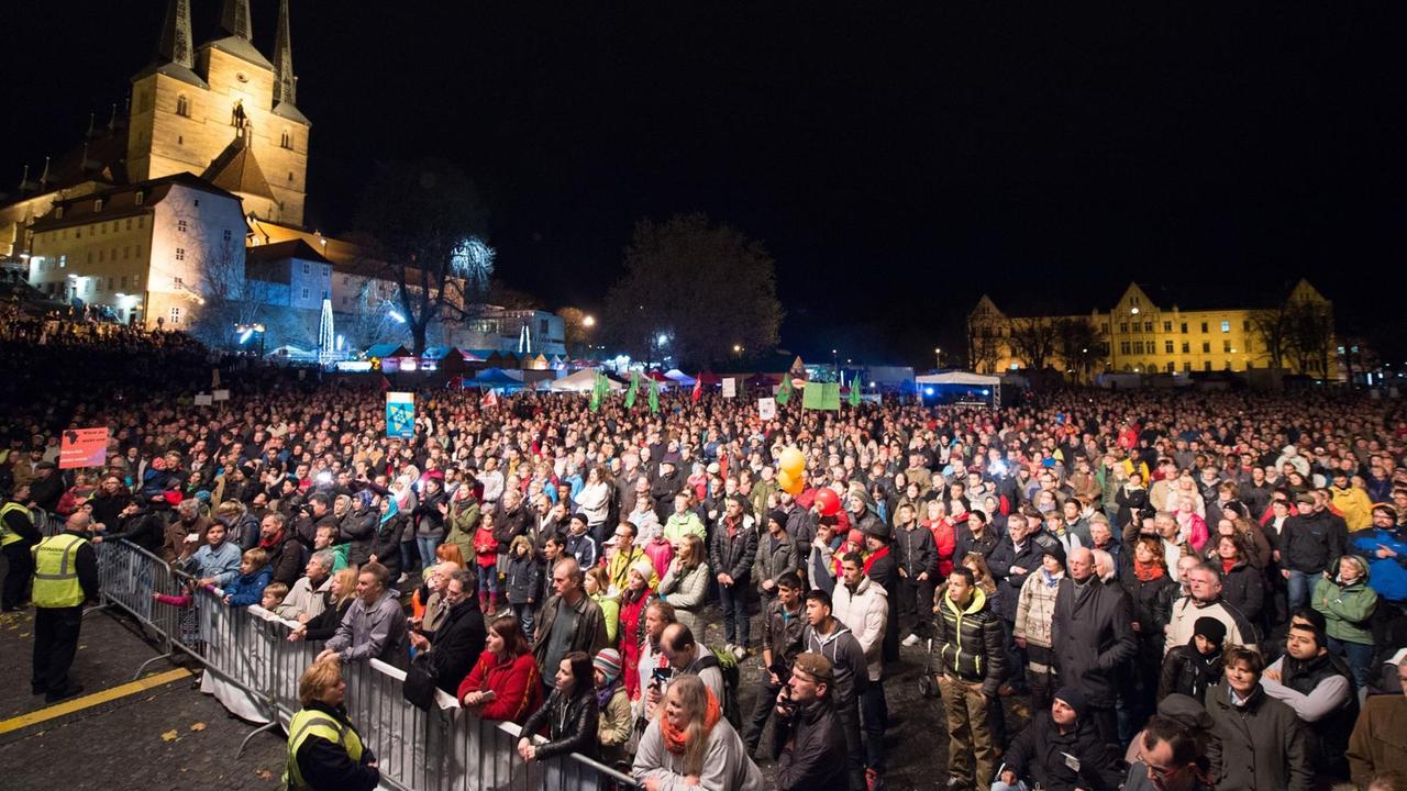 Tausende Menschen stehen auf dem Domplatz in Erfurt während einer Kundgebung für Mitmenschlichkeit und Toleranz. Tausende Menschen stehen auf dem Domplatz in Erfurt während einer Kundgebung für Mitmenschlichkeit und Toleranz.