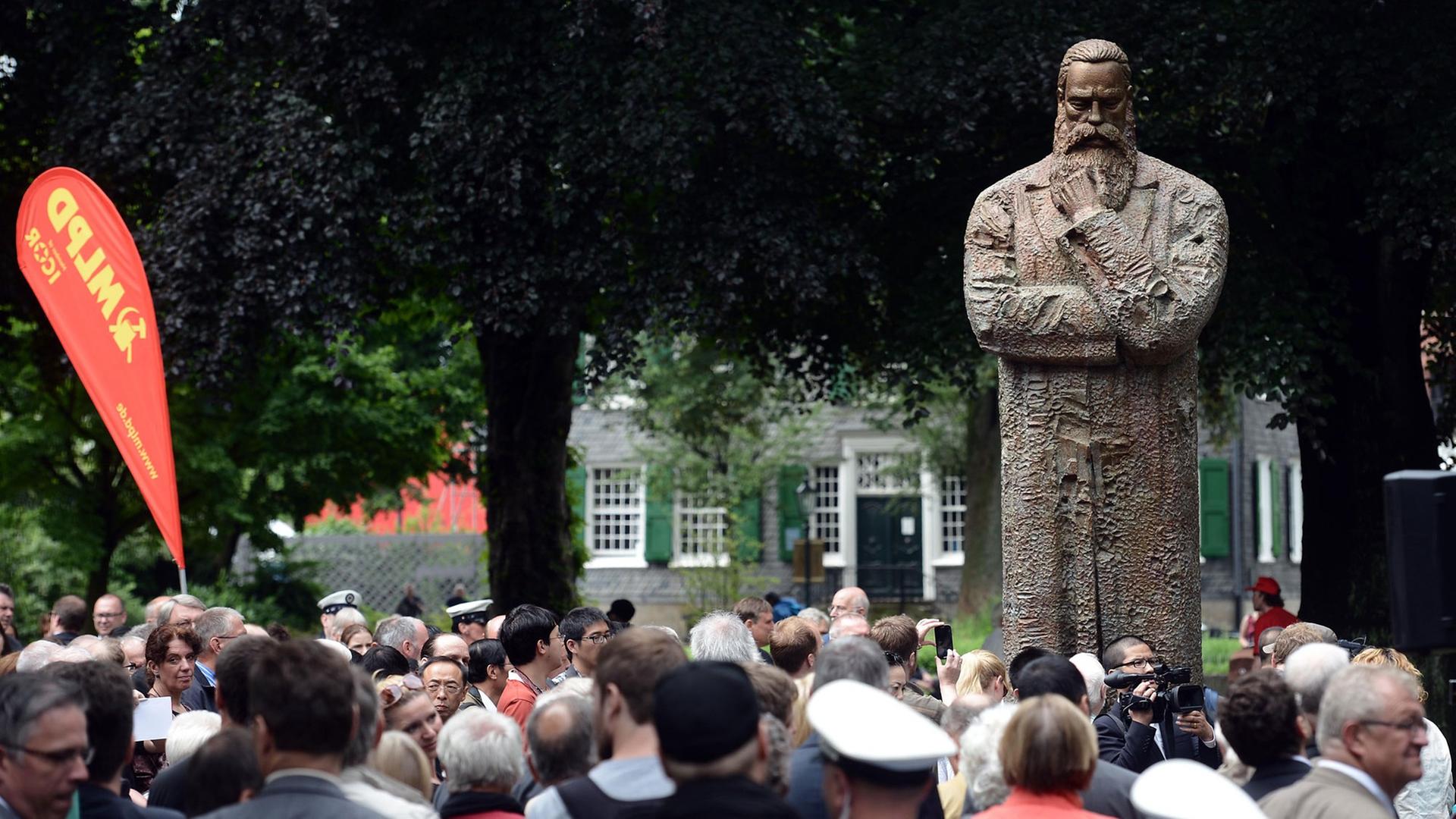 Enthüllung des von der Volksrepublik China gestifteten Denkmals des Philosophen und Gesellschaftstheoretikers Friedrich Engels (1820-1895) in Wuppertal am 11. Juni 2014