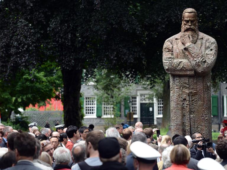 Enthüllung des von der Volksrepublik China gestifteten Denkmals des Philosophen und Gesellschaftstheoretikers Friedrich Engels (1820-1895) in Wuppertal am 11. Juni 2014
