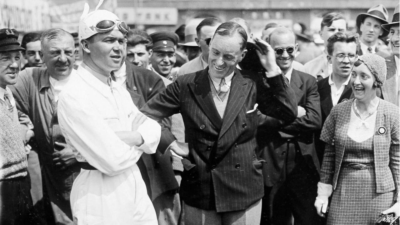 Der Rennfahrer Rudolf Karratsch Caracciola ist mit dem englischen Weltrekordrennfahrer Sir Malcolm Campbell (Mitte) beim Training für das Große Internationale ADAC-Rennen auf der Avus in Berlin abgebildet, aufgenommen am 19. Mai 1932.