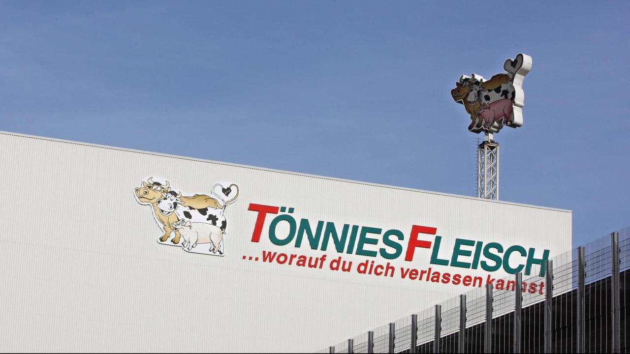 Die Wurstfabrik B & C Tönnies GmbH & Co.KG in Rheda-Wiedenbrück. Auf der Fassade steht der Firmenname und der Zusatz "... worauf du dich verlassen kannst". Auf dem Dach stehen Tierfiguren, deren Schwänze sich zu einem Herz formen. Die Wurstfabrik B & C Tönnies GmbH & Co.KG in Rheda-Wiedenbrück. Auf der Fassade steht der Firmenname und der Zusatz "... worauf du dich verlassen kannst". Auf dem Dach stehen Tierfiguren, deren Schwänze sich zu einem Herz formen.