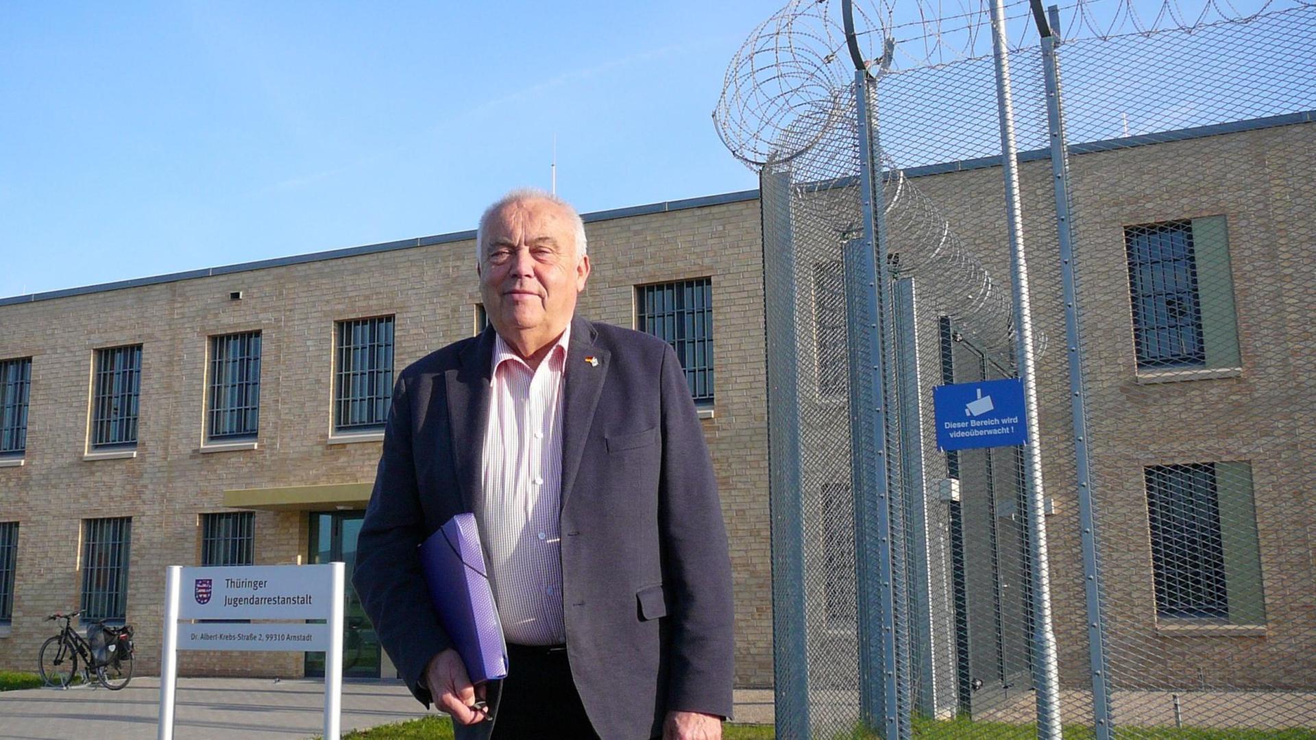 Reinhard Schramm vor dem Thüringer Jugendgefängnis. Reinhard Schramm vor dem Thüringer Jugendgefängnis.