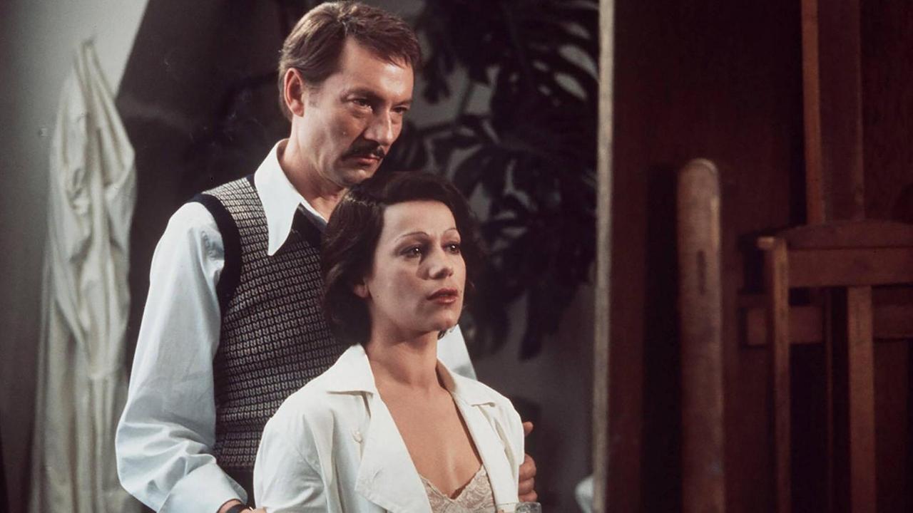 Szene aus "Berlinger": Martin Benrath als Lukas Berlinger steht hinter Hannelore Elsner als Marlit Berlinger. Szene aus "Berlinger": Martin Benrath als Lukas Berlinger steht hinter Hannelore Elsner als Marlit Berlinger.