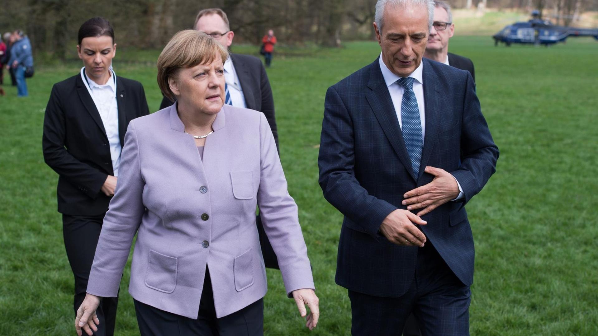 Der Ministerpräsident von Sachsen, Stanislaw Tillich (3.v.r. - CDU) und Bundeskanzlerin Angela Merkel (CDU) laufen am 06.04.2017 durch den Fürst Pücklerpark zum Neuen Schloss in Bad Muskau (Sachsen) zur 44. Regionalkonferenz der Ost-Ministerpräsidenten. Der Ministerpräsident von Sachsen, Stanislaw Tillich (3.v.r. - CDU) und Bundeskanzlerin Angela Merkel (CDU) laufen am 06.04.2017 durch den Fürst Pücklerpark zum Neuen Schloss in Bad Muskau (Sachsen) zur 44. Regionalkonferenz der Ost-Ministerpräsidenten.