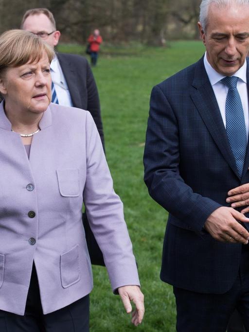 Der Ministerpräsident von Sachsen, Stanislaw Tillich (3.v.r. - CDU) und Bundeskanzlerin Angela Merkel (CDU) laufen am 06.04.2017 durch den Fürst Pücklerpark zum Neuen Schloss in Bad Muskau (Sachsen) zur 44. Regionalkonferenz der Ost-Ministerpräsidenten.