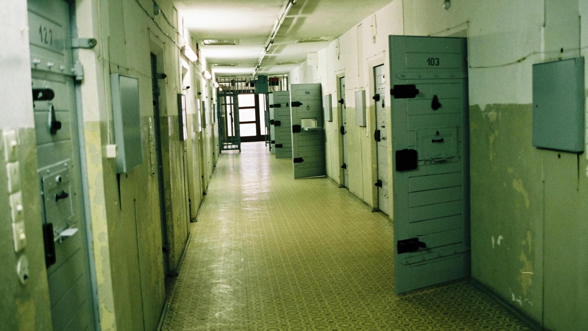 Zellentrakt in der Gedenkstätte Stasigefängnis in Berlin-Hohenschönhausen, Zellentrakt. Zellentrakt in der Gedenkstätte Stasigefängnis in Berlin-Hohenschönhausen, Zellentrakt.