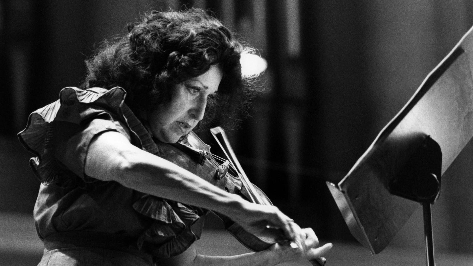 "Ich bin dazu da, dem Komponisten zu dienen": Ida Haendel, hier 1989 in München, pflegte ein Repertoire von Johann Sebastian Bach bis Allan Pettersson "Ich bin dazu da, dem Komponisten zu dienen": Ida Haendel, hier 1989 in München, pflegte ein Repertoire von Johann Sebastian Bach bis Allan Pettersson