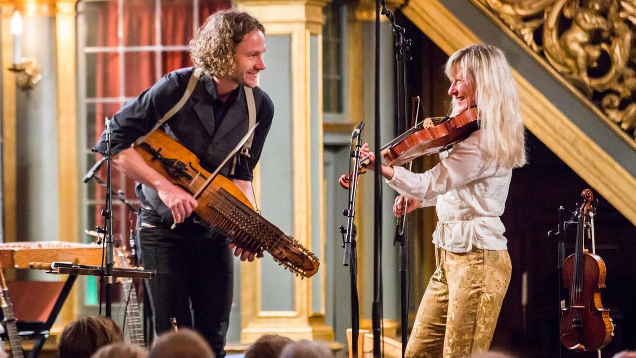 Ale Möller mit Nyckelharpa und Lena Willemark mit Violine auf dem Podium im Konzert Ale Möller mit Nyckelharpa und Lena Willemark mit Violine auf dem Podium im Konzert