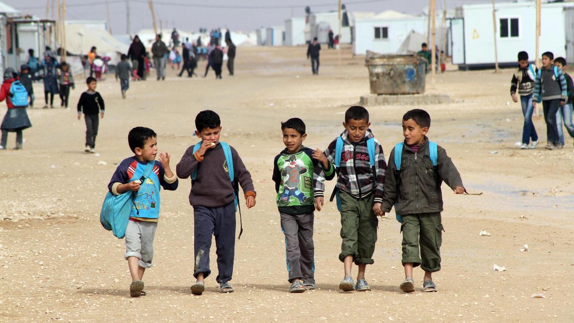 Syrische Flüchtlingskinder in einem Aufnahmelager in Jordanien. Syrische Flüchtlingskinder in einem Aufnahmelager in Jordanien.