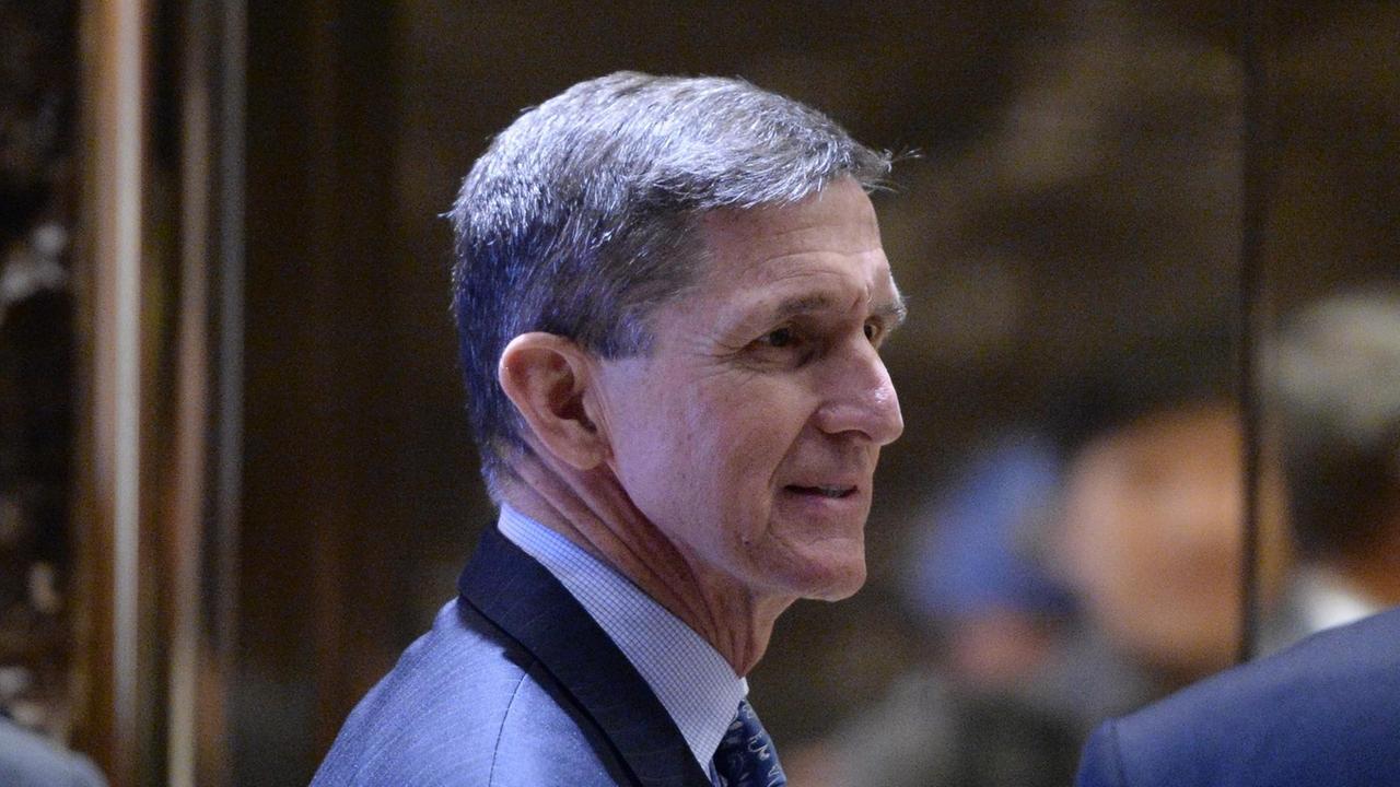 Michael Flynn im Eingang des Trump Towers in New York Michael Flynn im Eingang des Trump Towers in New York