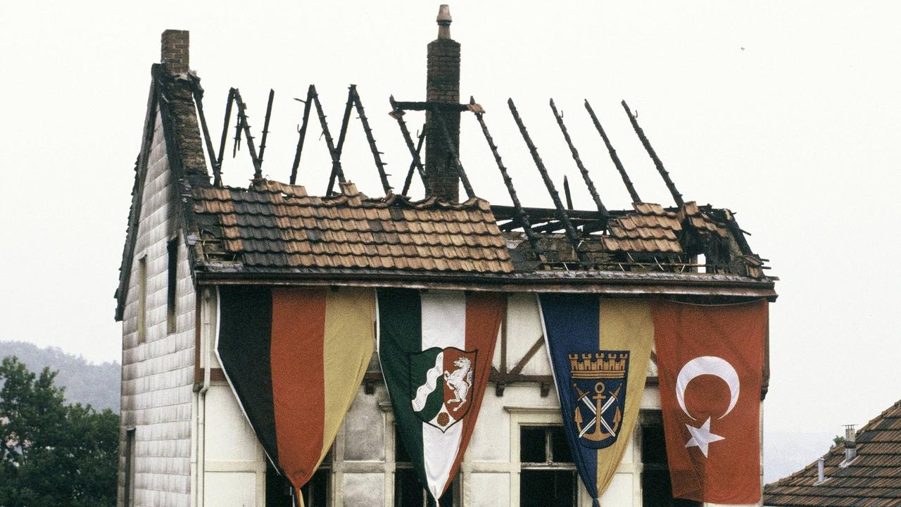 Die Fahnen der Bundesrepublik Deutschland, der Türkei, Solingens und Nordrhein-Westfalens hängen zur Trauerfeier vor dem ausgebrannten Haus der türkischen Familie Genc in Solingen. Die Fahnen der Bundesrepublik Deutschland, der Türkei, Solingens und Nordrhein-Westfalens hängen zur Trauerfeier vor dem ausgebrannten Haus der türkischen Familie Genc in Solingen.