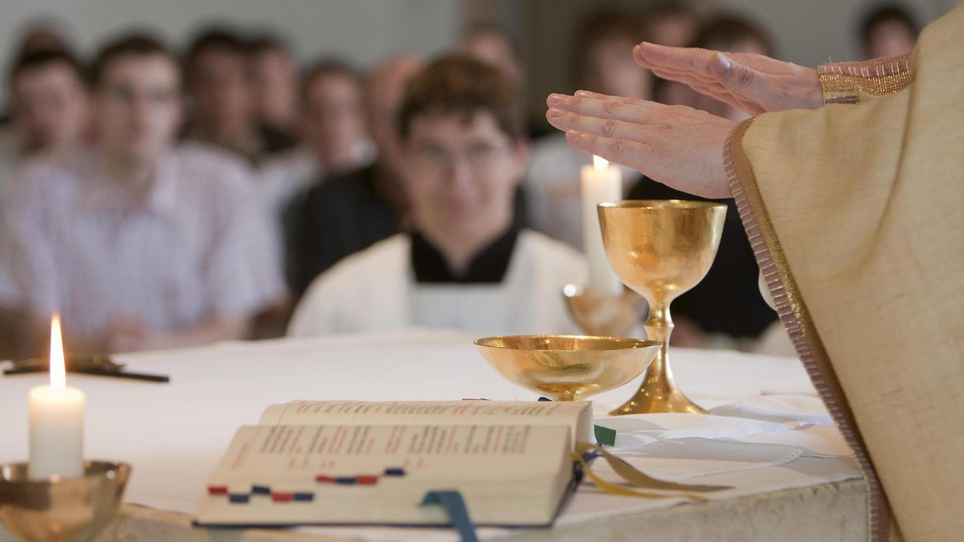 Ein Priester segnet die Kommunion in Bayern