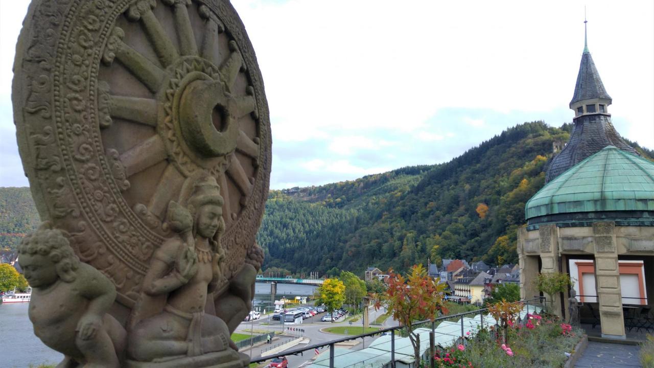 Der Sonnengott Surya vor seinem Chakra - hier als Symbol für die Sonne Der Sonnengott Surya vor seinem Chakra - hier als Symbol für die Sonne