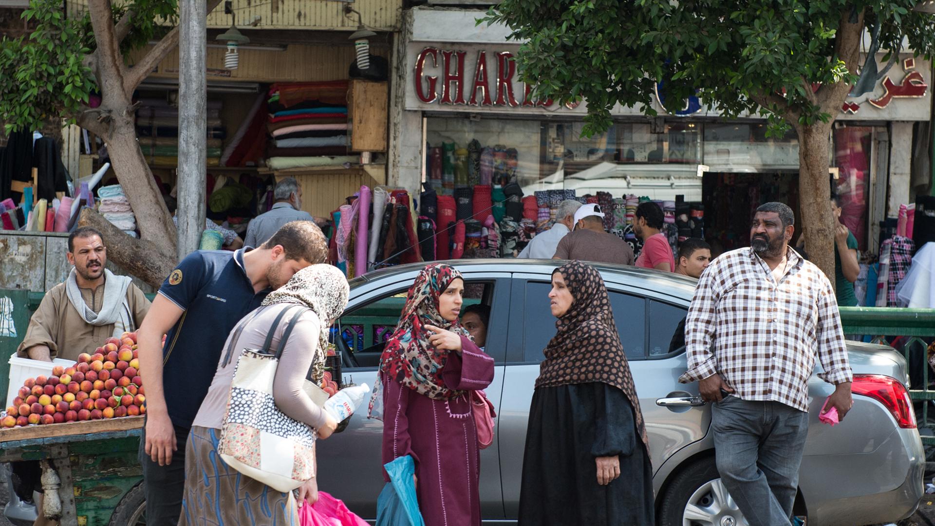 Zahlreiche Menschen gehen am 04.05.2015 in der Nähe eines Basars an einer Straße in der Innenstadt von Kairo (Ägypten). Foto: Bernd von Jutrczenka/dpa | Verwendung weltweit Zahlreiche Menschen gehen am 04.05.2015 in der Nähe eines Basars an einer Straße in der Innenstadt von Kairo (Ägypten). Foto: Bernd von Jutrczenka/dpa | Verwendung weltweit