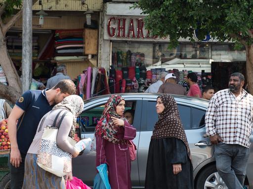 Zahlreiche Menschen gehen am 04.05.2015 in der Nähe eines Basars an einer Straße in der Innenstadt von Kairo (Ägypten). Foto: Bernd von Jutrczenka/dpa | Verwendung weltweit