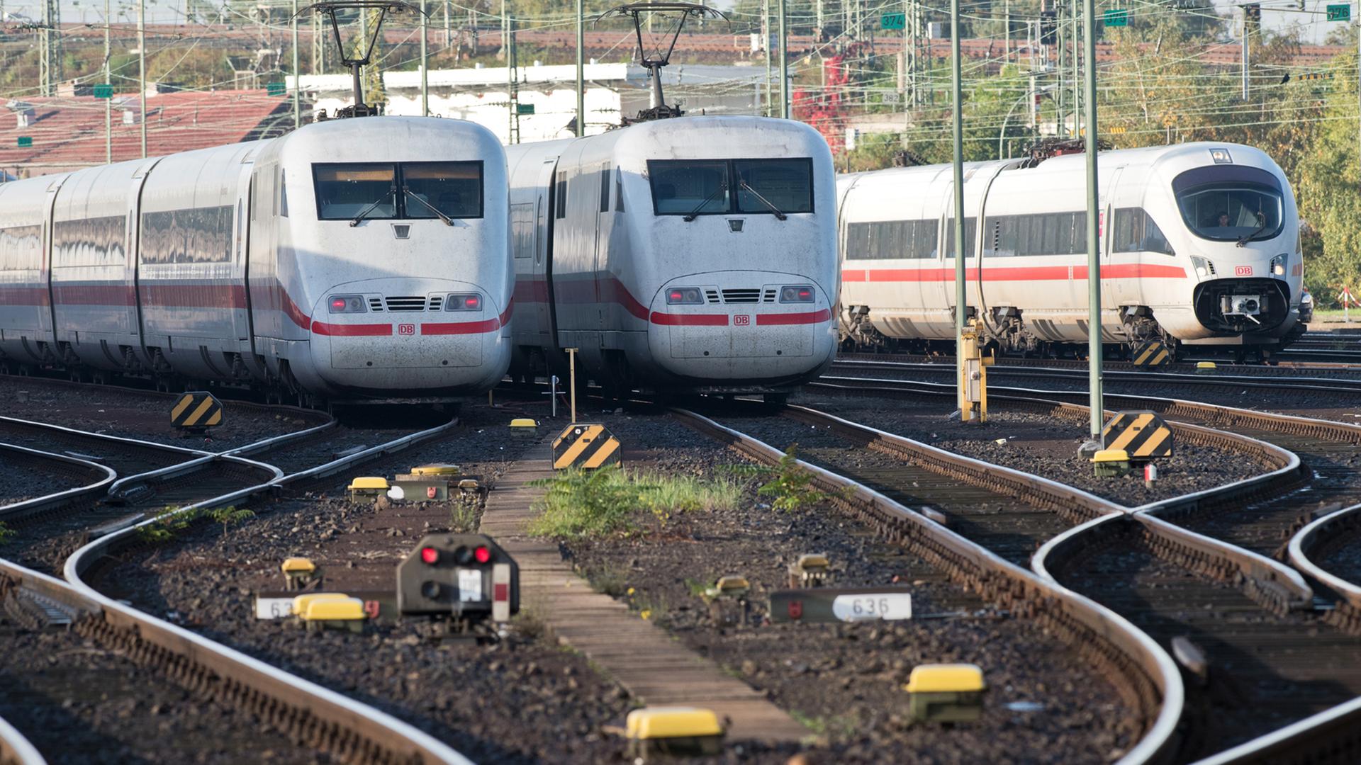 Die Bahn streikt am Wochenende - im Bild stehen Züge am Streiktag am 15. Oktober 2014 still Die Bahn streikt am Wochenende - im Bild stehen Züge am Streiktag am 15. Oktober 2014 still