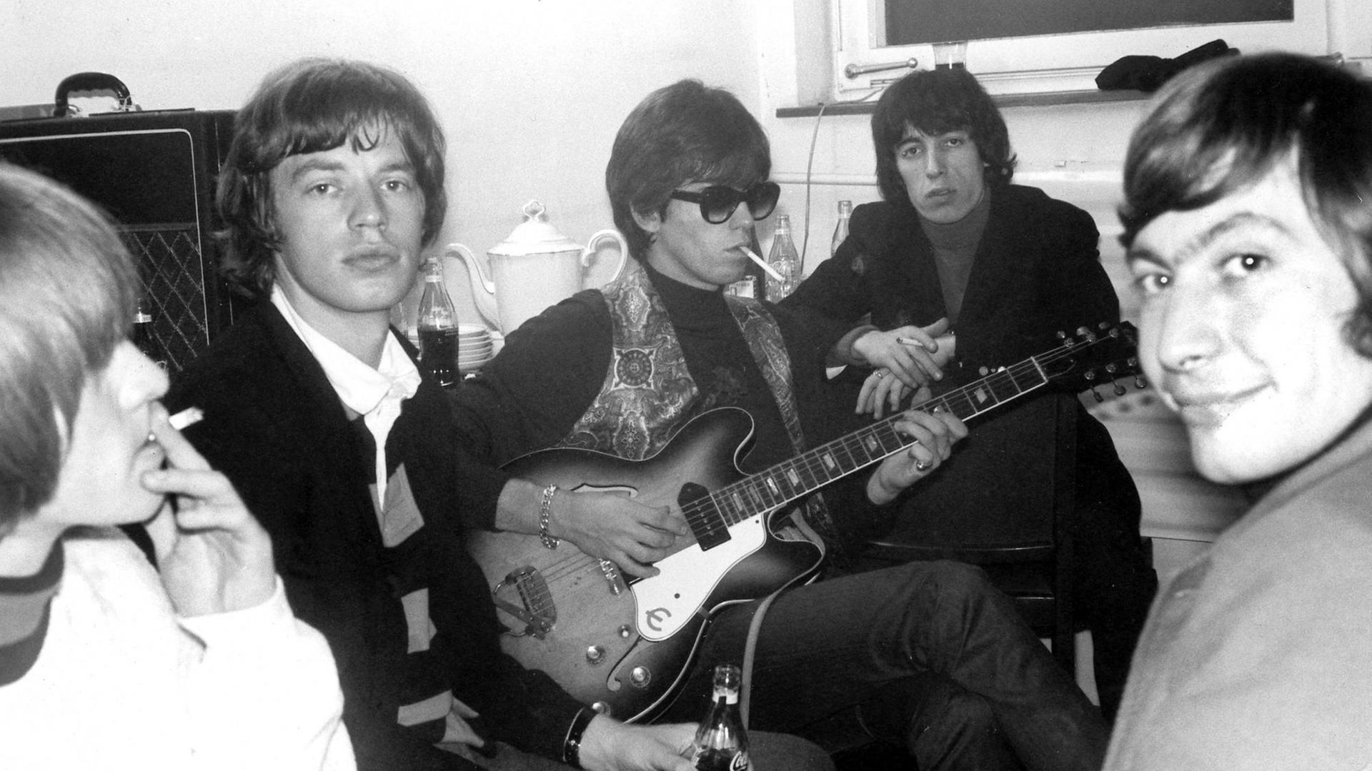 Die Mitglieder der britischen Rockgruppe Rolling Stones (l-r) Brian Jones, Mick Jagger, Keith Richards, Bill Wyman und Charlie Watts in ihrer Gardrobe vor einem Auftritt im Circus Krone-Bau in München am 14.9.1965. Die Mitglieder der britischen Rockgruppe Rolling Stones (l-r) Brian Jones, Mick Jagger, Keith Richards, Bill Wyman und Charlie Watts in ihrer Gardrobe vor einem Auftritt im Circus Krone-Bau in München am 14.9.1965.